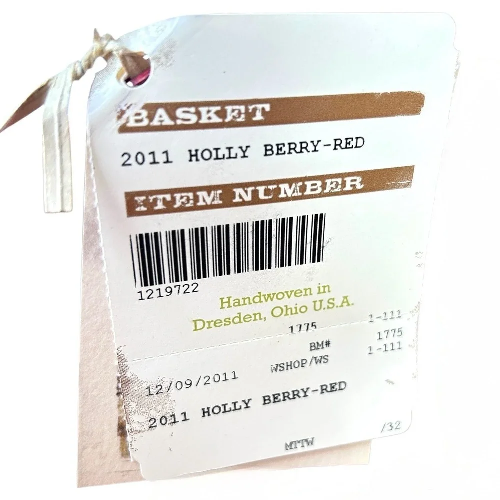 Longaberger Holly Berry Basket 2011 Christmas w/ Lid Liner Protector Tie-on Tags